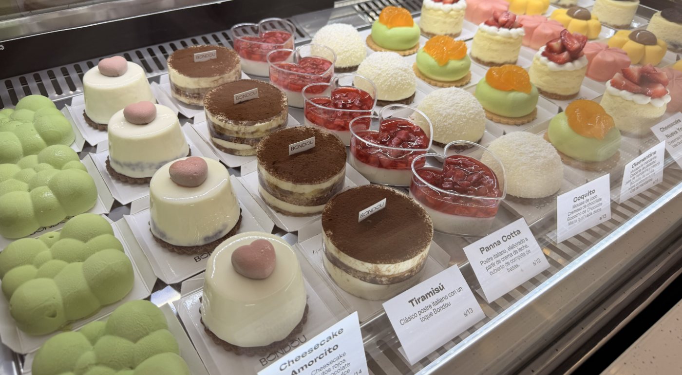 La vitrina de Bondou en Umacollo, llena de postres: tiramisú, panna cotta, Cheesecake Amorcito, Coquito y Clementine
